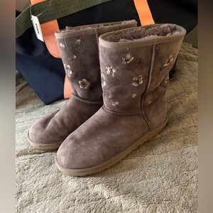 Floral Embroidered Women's Boots Lilac Coloring. Women’s Size 9. Preowned.